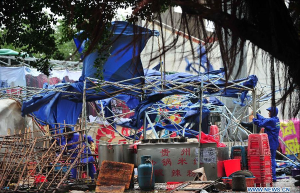 Bão Haiyan hất đổ xe tải ở Trung Quốc 11