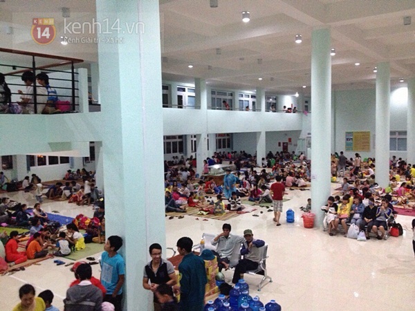 Sinh viên Đà Nẵng được sơ tán vào trong trường để tránh siêu bão 1