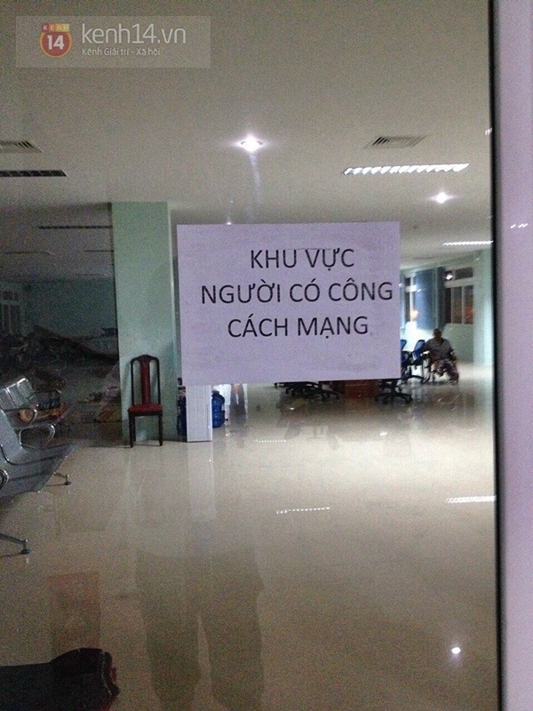 Sinh viên Đà Nẵng được sơ tán vào trong trường để tránh siêu bão 6