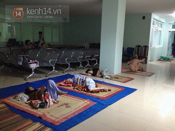 Sinh viên Đà Nẵng được sơ tán vào trong trường để tránh siêu bão 9