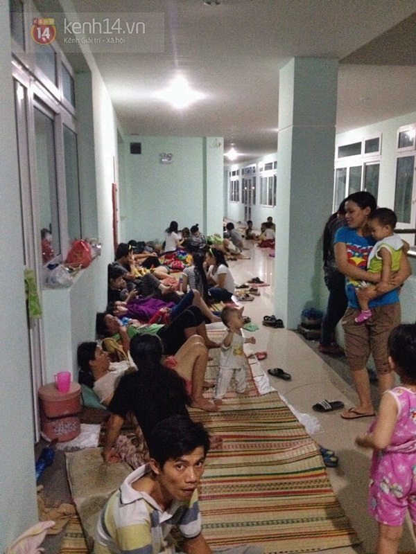 Sinh viên Đà Nẵng được sơ tán vào trong trường để tránh siêu bão 11