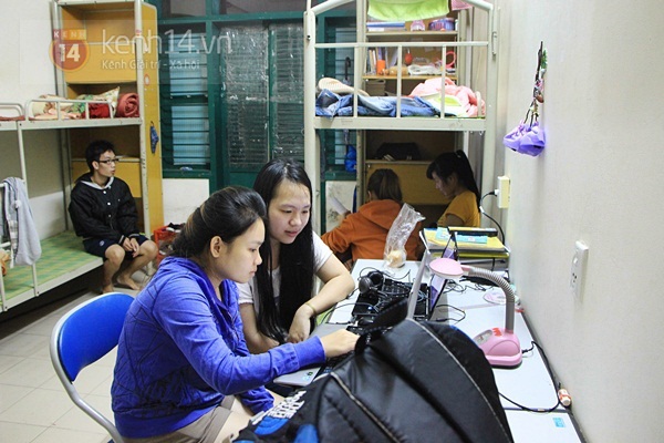 Sinh viên Đà Nẵng được sơ tán vào trong trường để tránh siêu bão 4