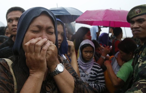 Nạn nhân siêu bão Haiyan đua nhau rời khỏi "địa ngục trần gian" 9