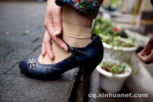 C&ocirc; g&aacute;i trẻ suốt 10 năm một m&igrave;nh chăm cha bại liệt  22