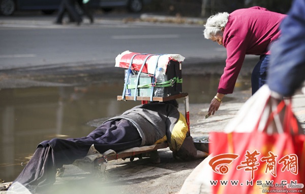 Vạch mặt người đ&agrave;n &ocirc;ng đ&oacute;ng giả người t&agrave;n tật để ăn xin 3