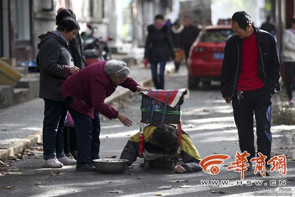 Vạch mặt người đ&agrave;n &ocirc;ng đ&oacute;ng giả người t&agrave;n tật để ăn xin 4