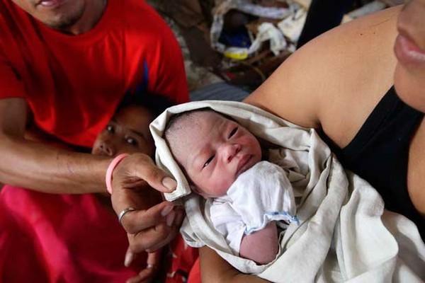 Em bé chào đời giữa cảnh hoang tàn sau bão Haiyan 1