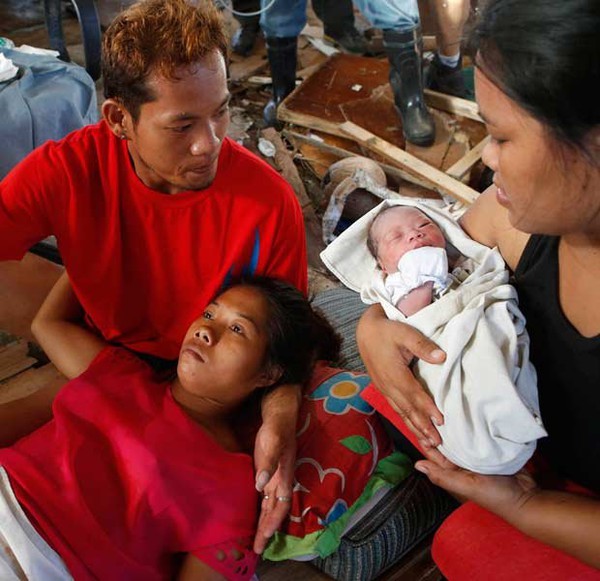 Em bé chào đời giữa cảnh hoang tàn sau bão Haiyan 2