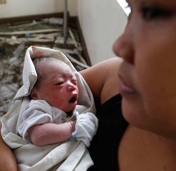 Em bé chào đời giữa cảnh hoang tàn sau bão Haiyan 3