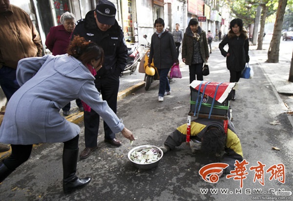 Vạch mặt người đ&agrave;n &ocirc;ng đ&oacute;ng giả người t&agrave;n tật để ăn xin 5
