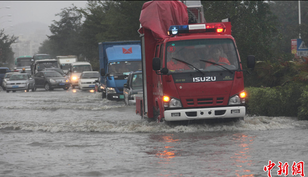 Bão Haiyan hất đổ xe tải ở Trung Quốc 13