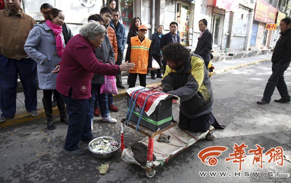 Vạch mặt người đ&agrave;n &ocirc;ng đ&oacute;ng giả người t&agrave;n tật để ăn xin 6