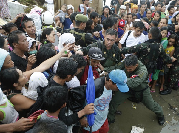 Nạn nhân siêu bão Haiyan đua nhau rời khỏi "địa ngục trần gian" 4