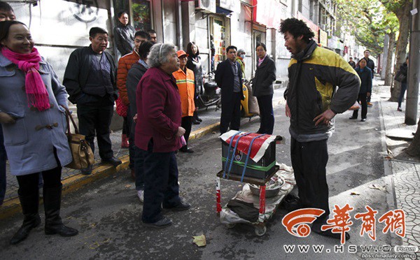 Vạch mặt người đ&agrave;n &ocirc;ng đ&oacute;ng giả người t&agrave;n tật để ăn xin 8