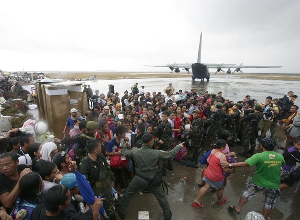 Nạn nhân siêu bão Haiyan đua nhau rời khỏi "địa ngục trần gian" 3