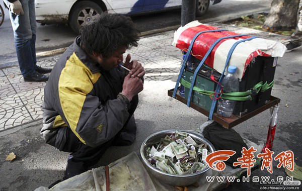 Vạch mặt người đ&agrave;n &ocirc;ng đ&oacute;ng giả người t&agrave;n tật để ăn xin 7