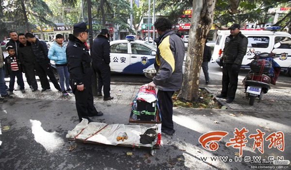 Vạch mặt người đ&agrave;n &ocirc;ng đ&oacute;ng giả người t&agrave;n tật để ăn xin 9