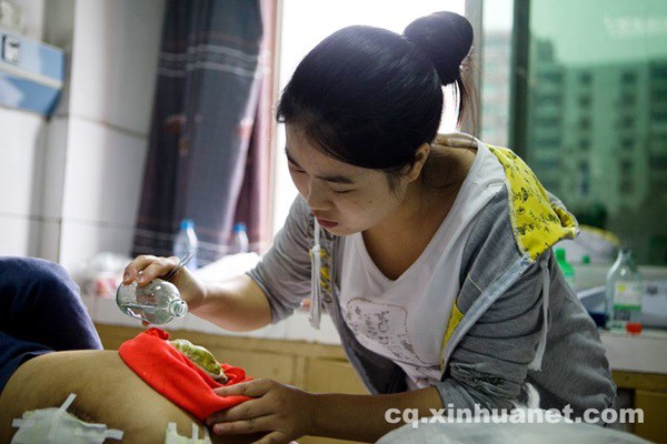 C&ocirc; g&aacute;i trẻ suốt 10 năm một m&igrave;nh chăm cha bại liệt  9
