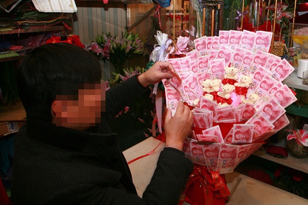 Mang bó hoa bằng tiền thật trị giá hơn 34 triệu đồng đi cầu hôn 6
