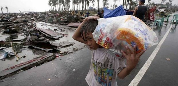 Hình ảnh những đứa trẻ đáng thương trong siêu bão Haiyan  25