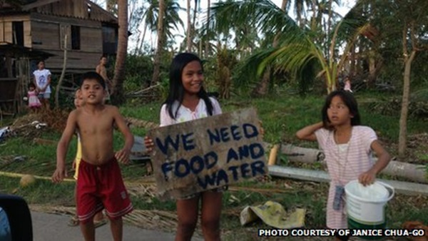 Trẻ em Philippines đổ ra đường xin ăn sau siêu bão Haiyan 2