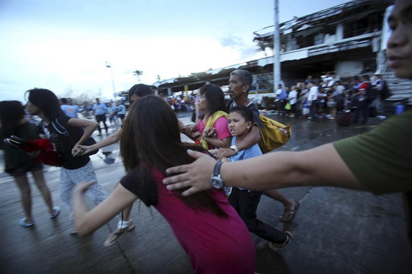 Nạn nhân siêu bão Haiyan đua nhau rời khỏi "địa ngục trần gian" 2