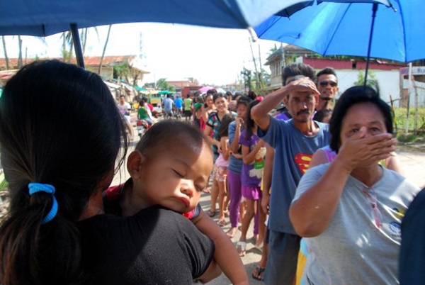 Trẻ em Philippines đổ ra đường xin ăn sau siêu bão Haiyan 3