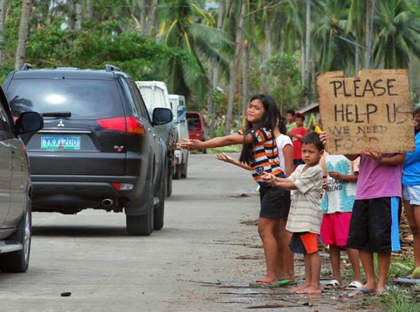 Trẻ em Philippines đổ ra đường xin ăn sau siêu bão Haiyan 1