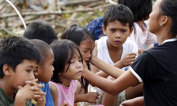 Trẻ em Philippines đổ ra đường xin ăn sau siêu bão Haiyan 6