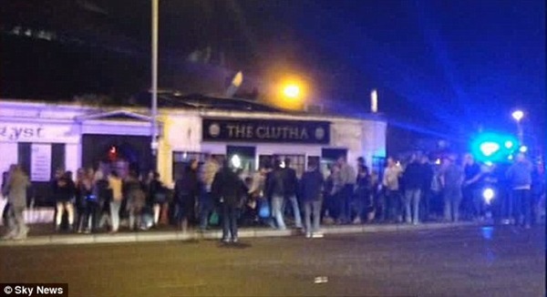 Trực thăng cảnh sát rơi xuống quán rượu, ít nhất 3 người thiệt mạng 5