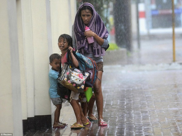 Hình ảnh những đứa trẻ đáng thương trong siêu bão Haiyan  2