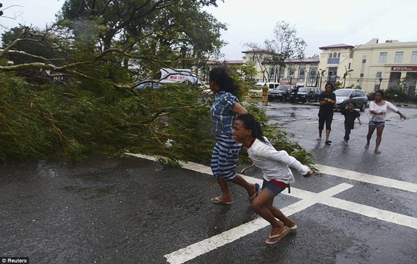 Hình ảnh những đứa trẻ đáng thương trong siêu bão Haiyan  3