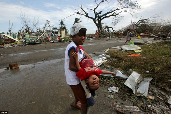 Hình ảnh những đứa trẻ đáng thương trong siêu bão Haiyan  10