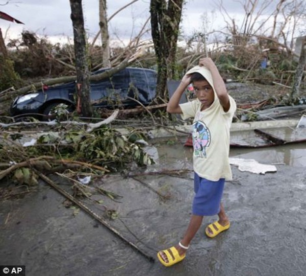 Hình ảnh những đứa trẻ đáng thương trong siêu bão Haiyan  11