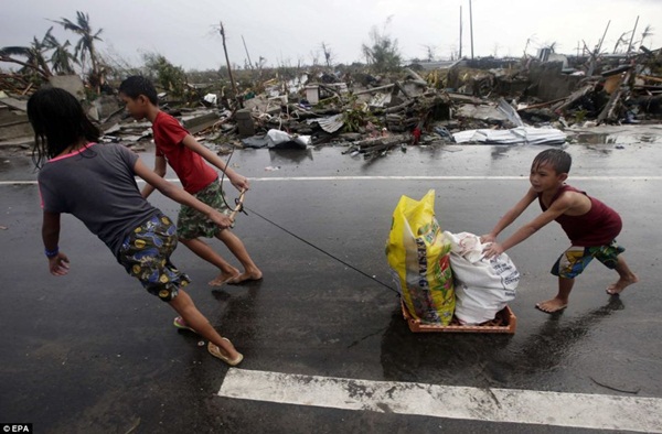 Hình ảnh những đứa trẻ đáng thương trong siêu bão Haiyan  13