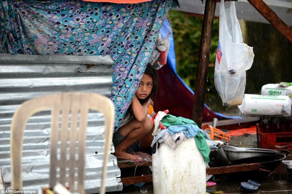 Hình ảnh những đứa trẻ đáng thương trong siêu bão Haiyan  15