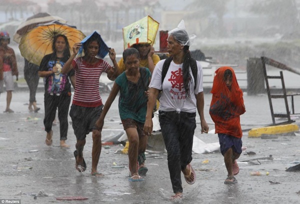 Hình ảnh những đứa trẻ đáng thương trong siêu bão Haiyan  16