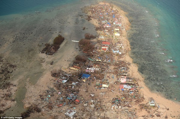 Gần một nửa số thi thể trong siêu bão Haiyan là trẻ em 9