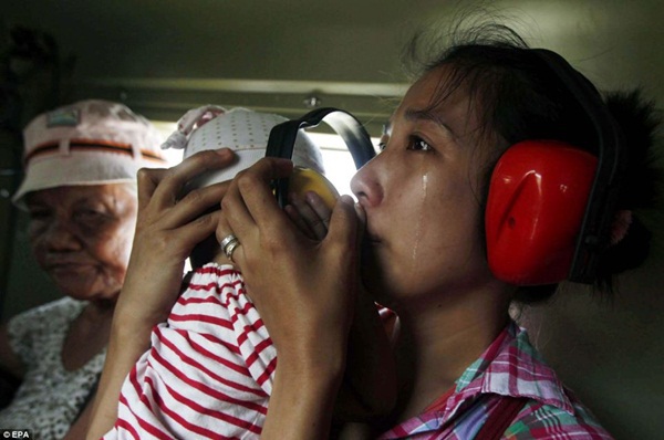 Hình ảnh những đứa trẻ đáng thương trong siêu bão Haiyan  20
