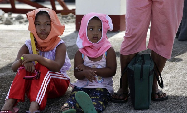 Hình ảnh những đứa trẻ đáng thương trong siêu bão Haiyan  22