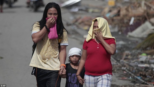 Hình ảnh những đứa trẻ đáng thương trong siêu bão Haiyan  23