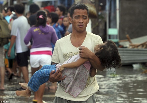 Hình ảnh những đứa trẻ đáng thương trong siêu bão Haiyan  1
