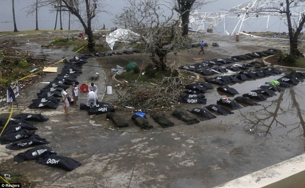 Nhìn lại những hình ảnh không thể nào quên trong siêu bão Haiyan 16