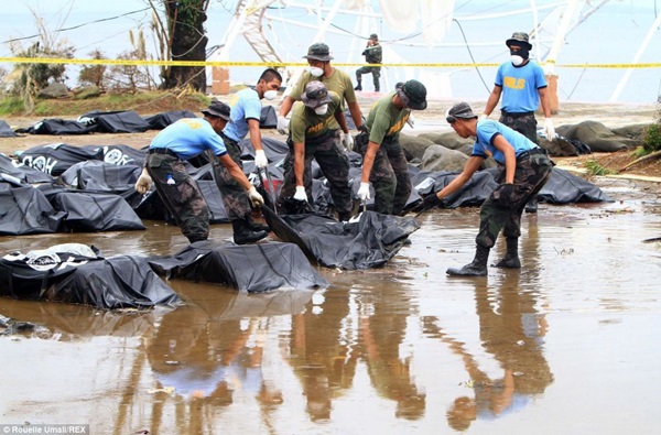 Ám ảnh khung cảnh thu thập thi thể nạn nhân siêu bão Haiyan 6