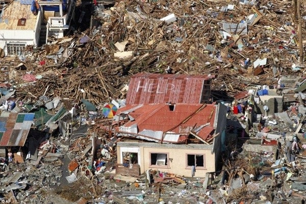 Lời kêu cứu trên đống đổ nát của nạn nhân vùng bão Haiyan 1