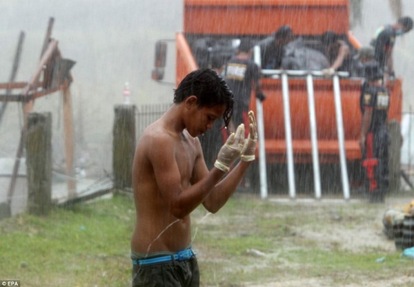 Đau xót trước nấm mộ tập thể của các nạn nhân bão Haiyan 10