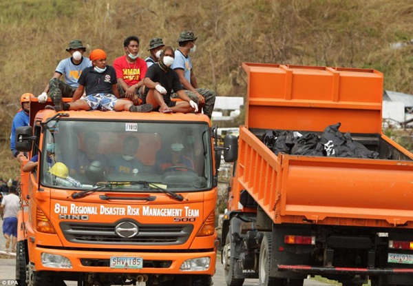 Đau xót trước nấm mộ tập thể của các nạn nhân bão Haiyan 12