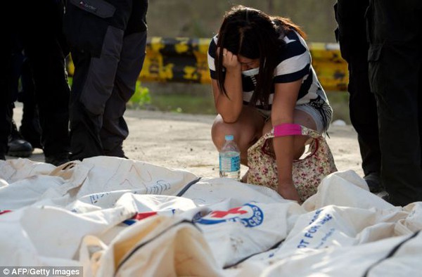 Người mẹ chết lặng khi tìm thấy xác con bên nấm mộ tập thể sau bão Haiyan 4