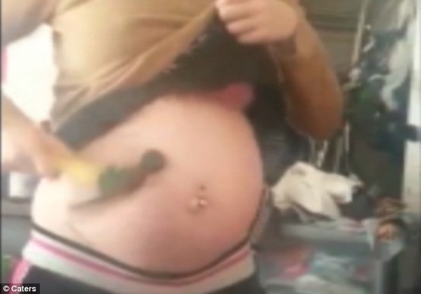 Một phụ nữ mang bầu tự dùng búa đập vào bụng mình 3