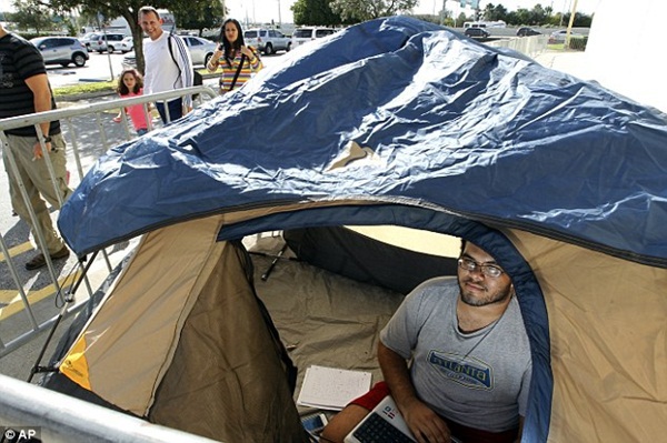 Người Mỹ dựng lều ngủ qua đêm chờ mua hàng ngày Thứ Sáu đen tối  2